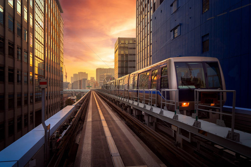 在东京的城市火车与日落背景图片