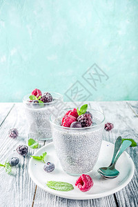 夏季健康的玻璃早餐甜点隔夜纯素嘉布丁非牛奶冷冻覆盆子黑莓和蓝莓图片