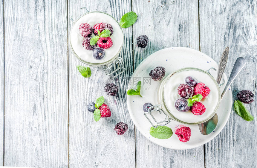 夏日饮食早餐的食谱健康早晨甜点芝士蛋糕和沙莓蓝莓黑莓等零散果罐头图片