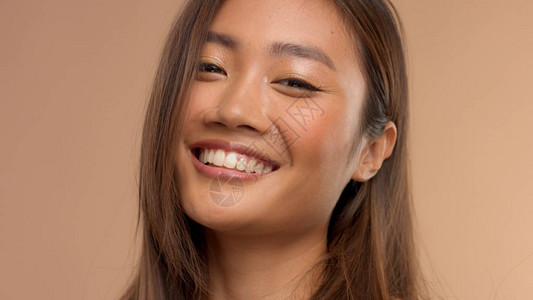 亚洲泰国日本模特笑着微笑的特写肖像图片
