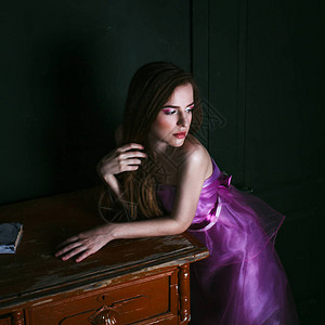 女人肖像紫色连衣裙图片