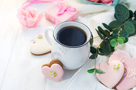 红心饼干和一杯咖啡木本面咖啡有图片