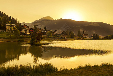法国阿尔卑斯山脉的农村景色太阳港Chatel村上方有背景图片
