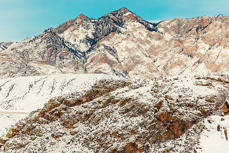 山中美丽的冬季景观峡谷中的雪道在岩石的冬天路在阿尔卑斯山的白图片