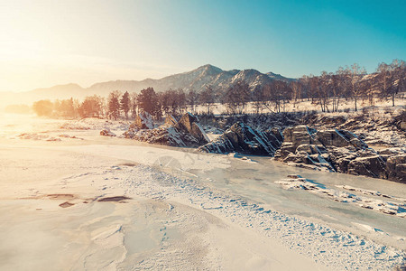 冬天雪在山的结冰的河雪冬山河谷景观冬天雪山谷的冬天雪冻河图片