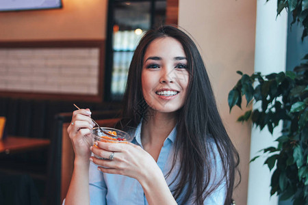 美丽的迷人的黑发美女笑着微笑的亚洲女孩有早餐咖啡和茶图片