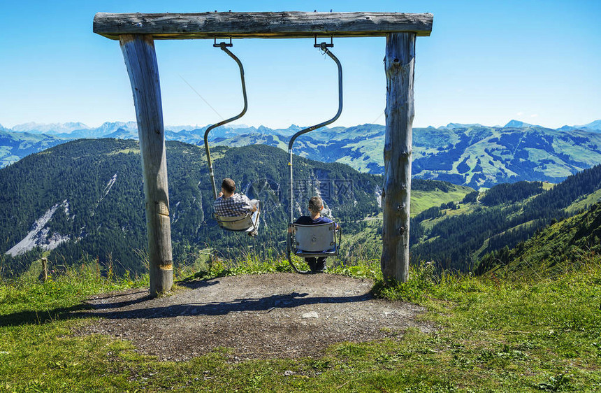 在奥地利阿尔卑斯山自然公园摇摆图片