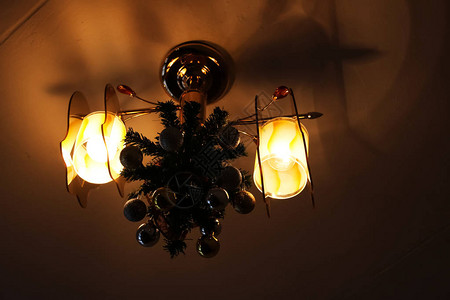 黑暗中天花板上的枝形吊灯与新年装饰图片