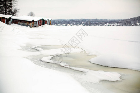 村里结冰的河水被冰雪覆盖图片