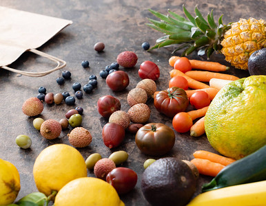 石头桌上的新鲜水果和蔬菜图片