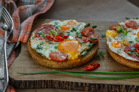 烤鸡蛋和番茄烤面包图片