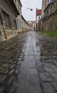 在罗马尼亚古城Cluj的中世纪墙壁残骸下图片