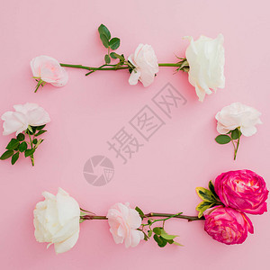 花框由白色和红色玫瑰花制成图片