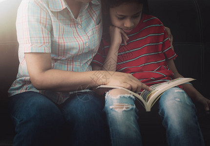 母亲和女儿阅读书图片