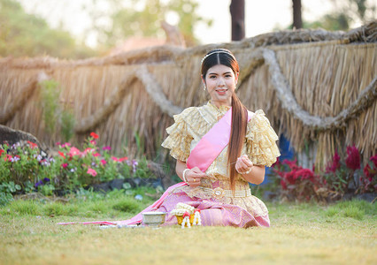 亚洲女泰式连衣裙手持泰国茉莉花环的美丽少女微笑泰国传图片