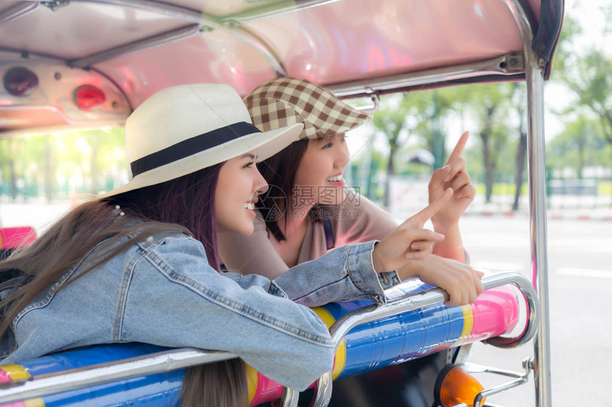 美丽的旅游妇女指着旅游胜地迷人的美丽旅行者女在夏季度假时享受旅程他们坐在汽车人力图片