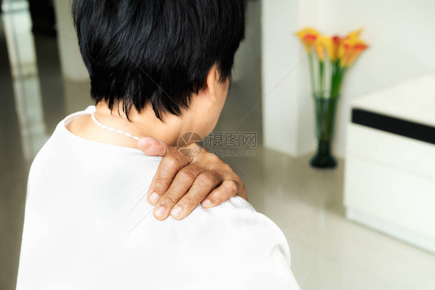 颈部和肩部疼痛老年妇女颈部和肩部受伤健康问题图片
