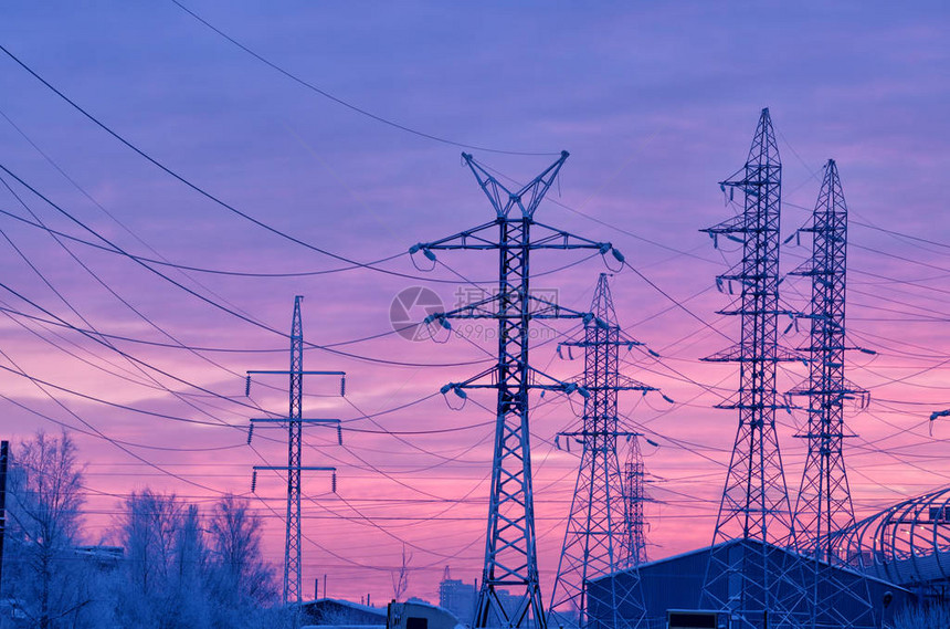 电流输电线路指定用于电力传输它在城市建设区进行图片