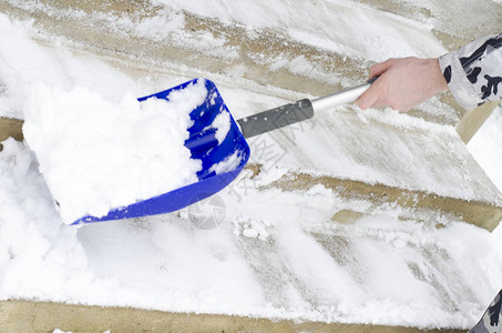 清理积雪冬季用铲子清除积雪图片