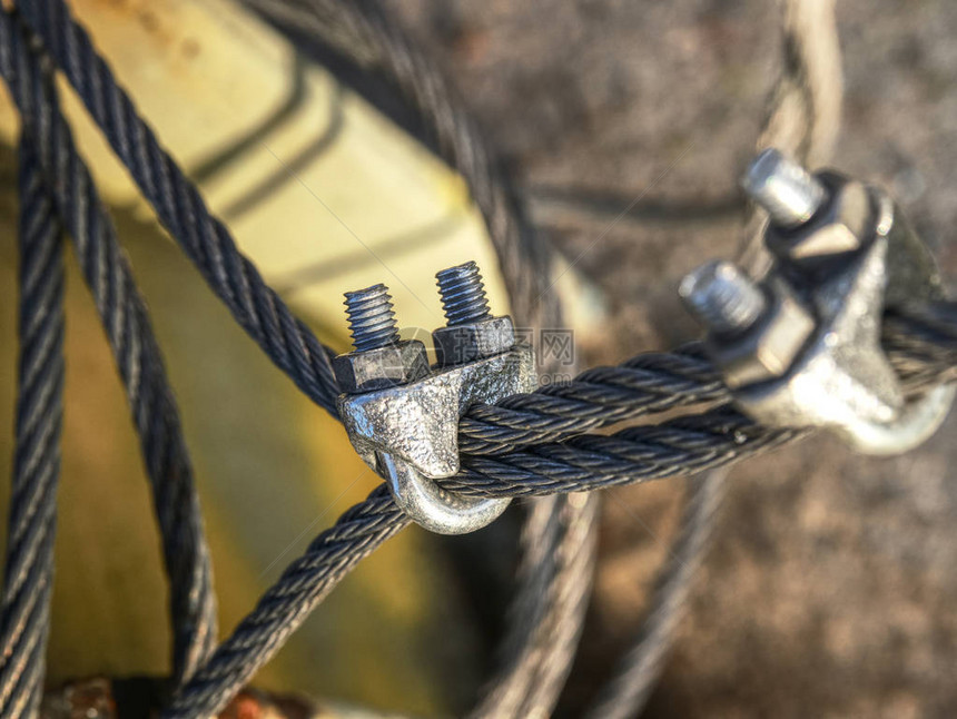 钢丝绳的末端结底座采用不锈钢螺丝扣和吊索钢螺栓锚图片