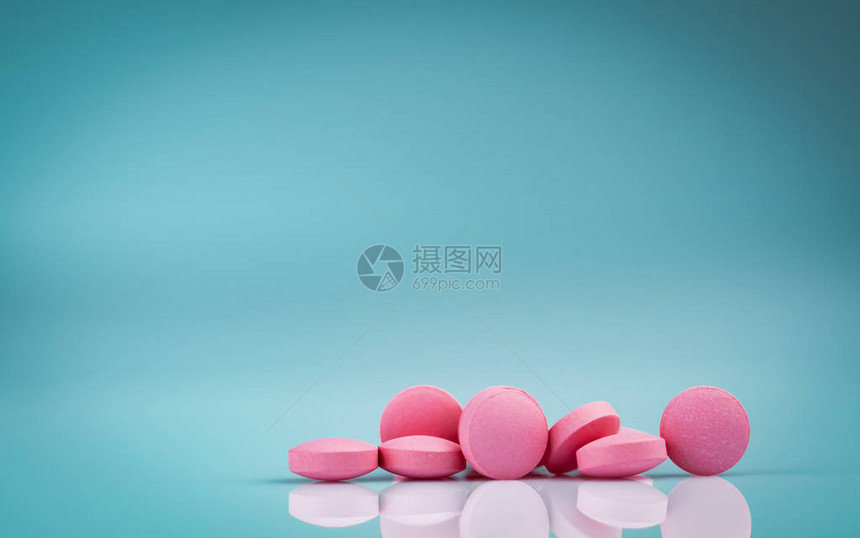 粉红色圆形片丸与渐变背景上的阴影医药行业药房产品维生素和补充剂在医院或药店使用药物全球图片
