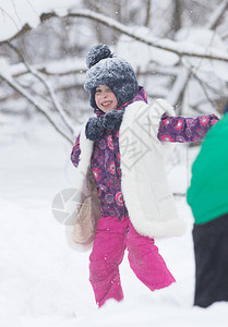 冬季森林快乐的小女孩玩得图片