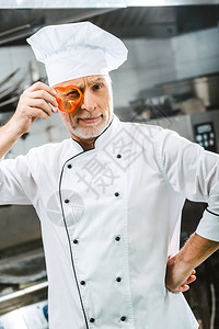 穿制服和戴帽子的男主厨在餐厅厨房当图片