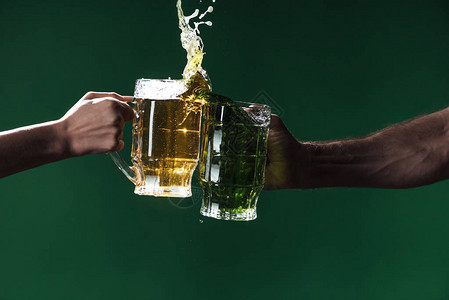 男人的庄稼风景连着啤酒杯与在黑暗绿色图片