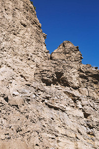 岩石与蓝色天空作为质地背景图片