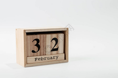 2月32日Wooden日历白色背景图片