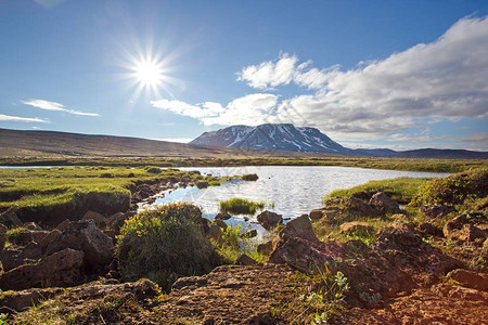 冰岛夏季自然景色与太阳湖泊和山峰相伴图片