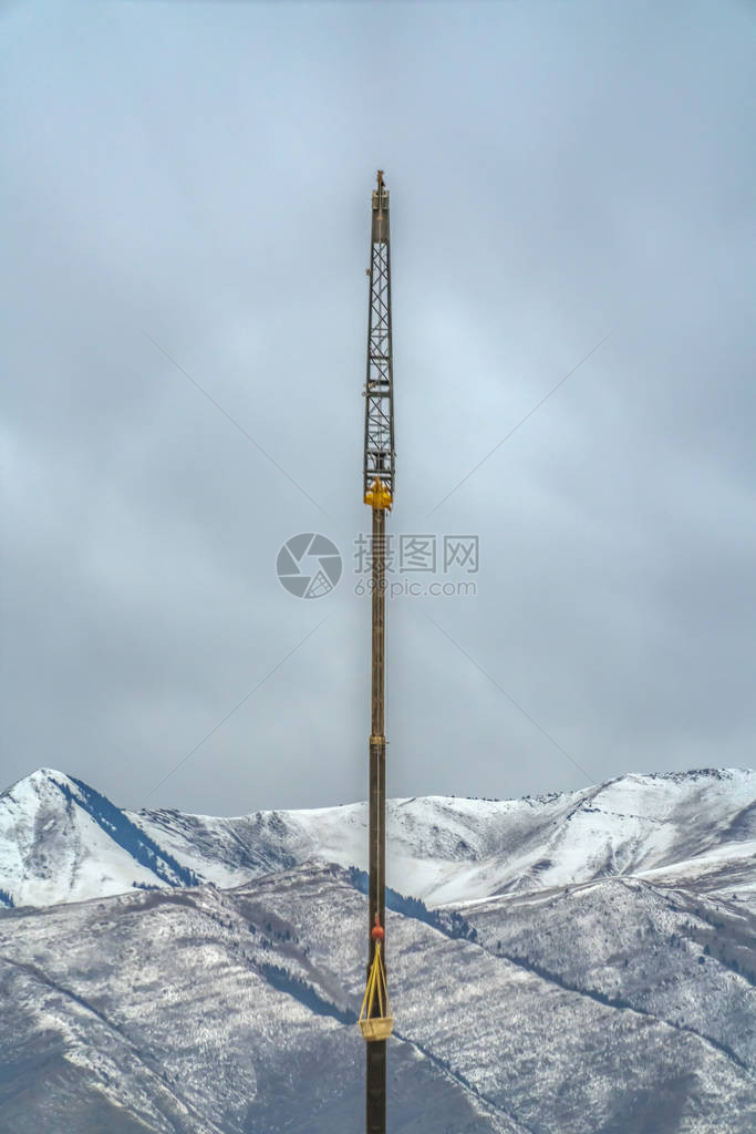 在犹他州的一个建筑工地上用起重机吊起材料图片