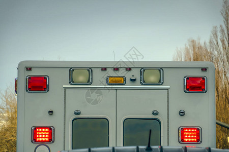 一辆救护车的后视图反对树木和天空图片