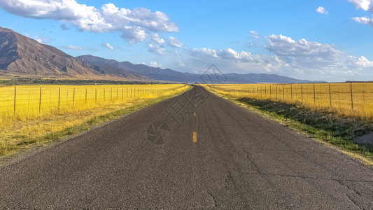 有山和天空的风景的道路图片