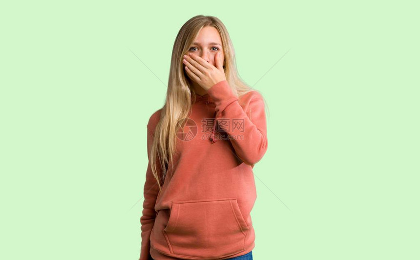 年轻女孩亲手张嘴说些绿色背景的不合适话图片