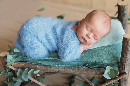 刚出生的男孩在家睡觉图片