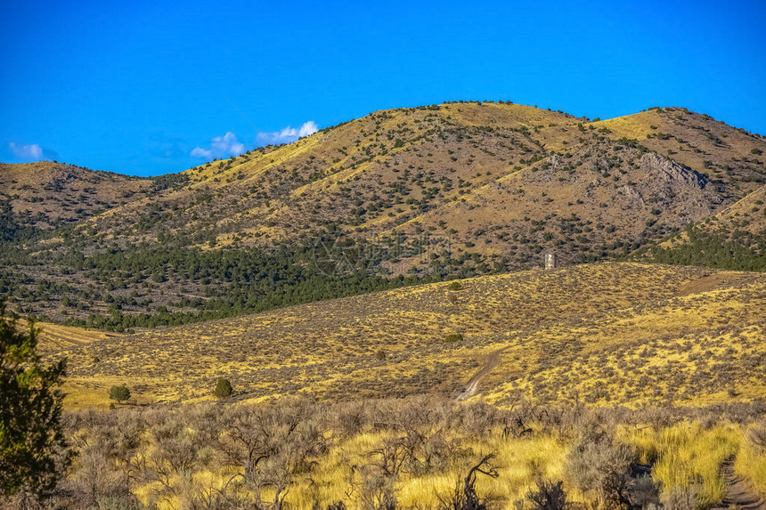 秃头山与生动的天空背景在犹他州图片