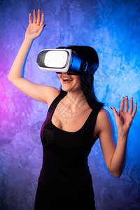 在VR眼镜上兴奋的拉丁女孩对她所看到的一切感到惊讶图片