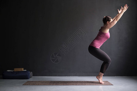 年轻的运动型女练习瑜伽图片