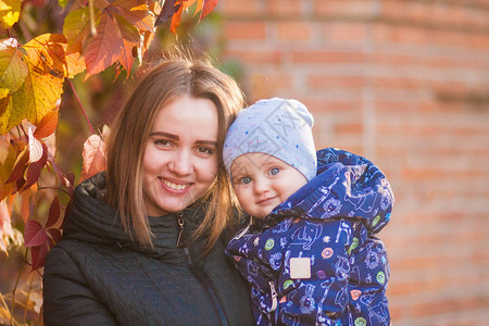 秋天公园的母亲和婴儿母亲的爱图片