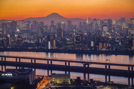 暮光之城与富士山的东京城市景观图片