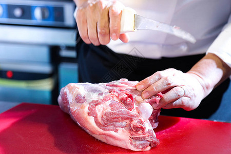 屠夫切猪肉厨师切新鲜生肉厨图片