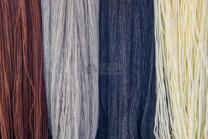 天然染色羊毛用于传统纺织编图片