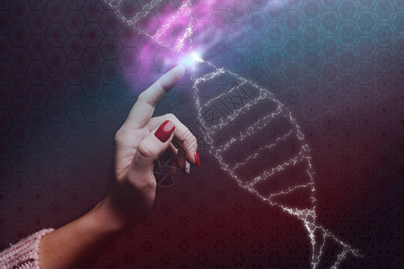 女人接触DNA分子的特写混合媒体图片