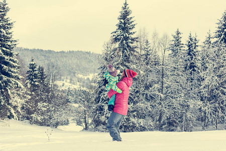母女在童话般的冬季风景中玩耍图片