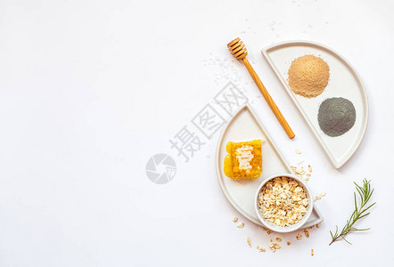 制作蜂蜜和蜡粘土和草药燕麦和姜等自制有机天然化妆品的一套最起码的成分图片