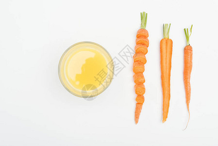 一碗新鲜胡萝卜汁切片胡萝卜切块和整个胡萝卜在白色上分图片