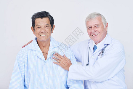 老年医生在病房里亚洲病人时微图片