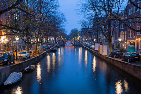 日落时从荷兰阿姆斯特丹的城市风景图片