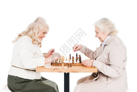 参加象棋的退休妇图片